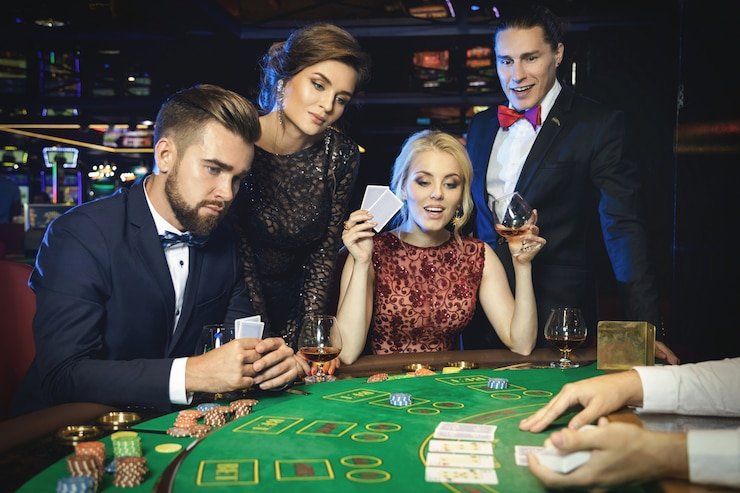 Dealer Casino Hold'em kami dengan kartu komunitas di tengah meja